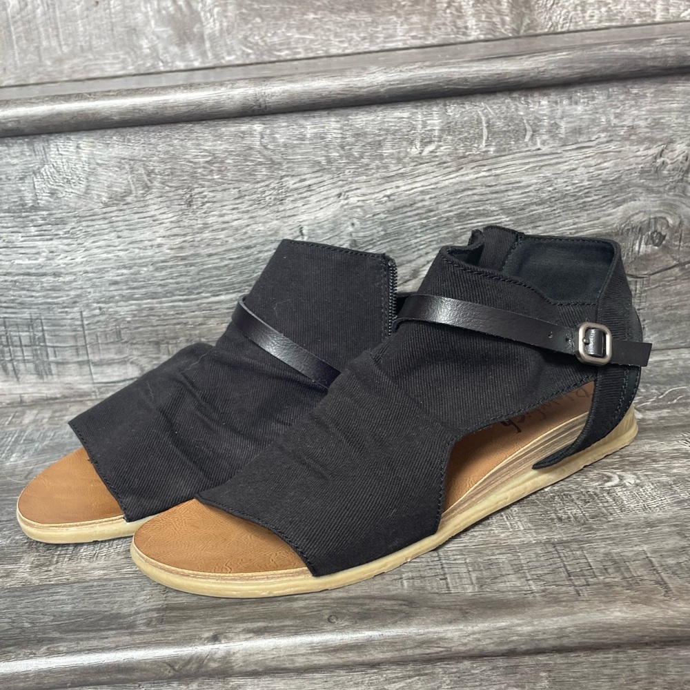 💎 Blowfish Black and Tan Sandals Stylish and Versatile
